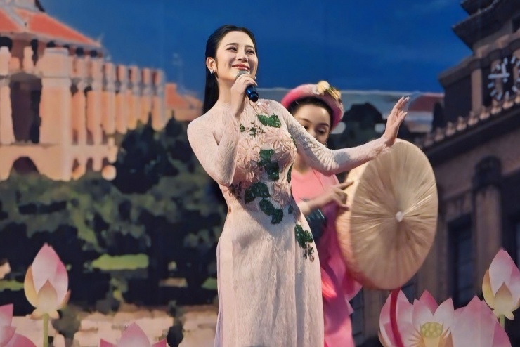 Nữ ca sĩ vừa trở lại sân khấu biểu diễn. 