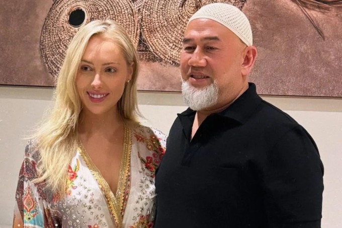 Cựu vương Malaysia và nữ ca sĩ Mỹ Brittany Porter. Ảnh: Instagram