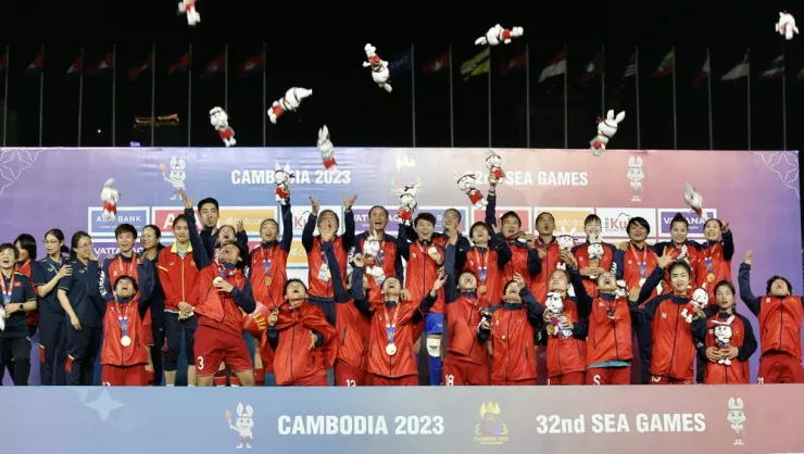 Thầy trò HLV Mai Đức Chung đăng quang ở SEA Games 32. Ảnh: CCT.