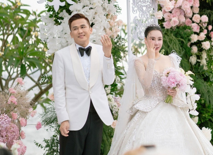 Sau 5 năm hẹn hò kín tiếng, Hồ Quỳnh Hương chia sẻ: "Đây là quyết định đẹp nhất cuộc đời tôi".&nbsp;