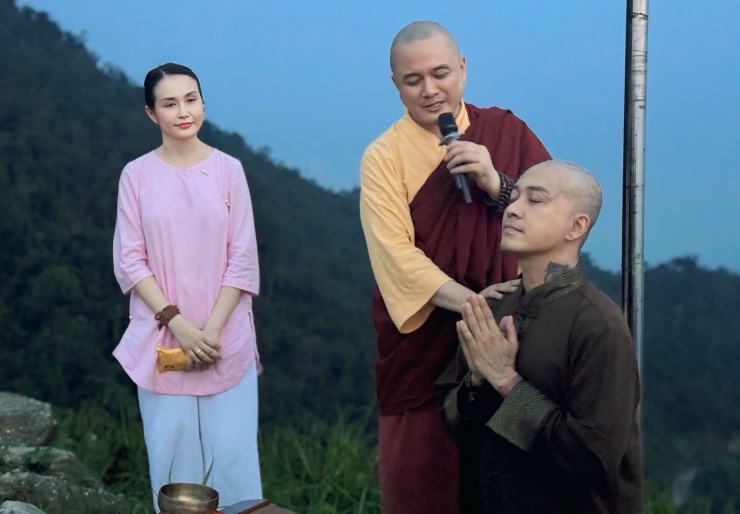 Tuấn Hưng xuống tóc để cầu bình an cho mẹ.&nbsp;