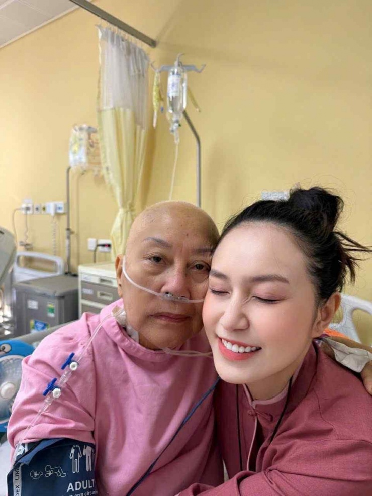 Vợ Tuấn Hưng thay chồng chăm sóc mẹ lúc anh vắng mặt.
