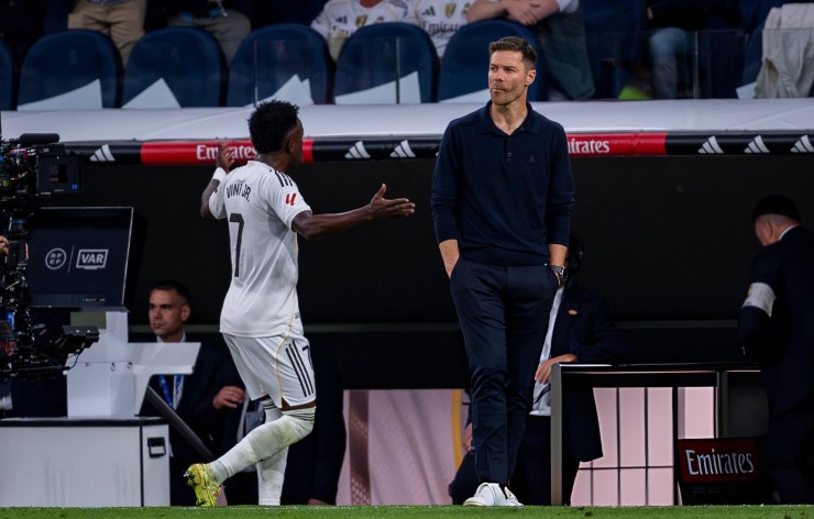 Vụ Vinicius va chạm với HLV Alonso chưa thực sự lắng xuống
