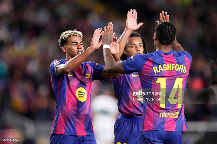Rashford ăn mừng bàn thắng cùng Yamal và Kounde