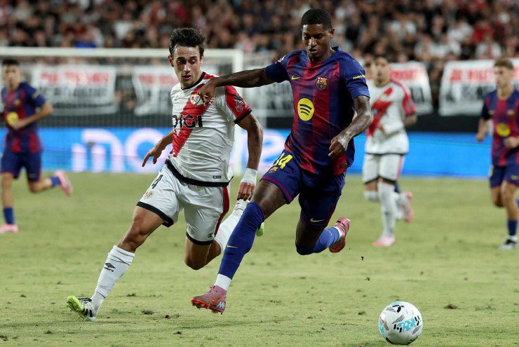 Barca (áo sẫm) hướng đến chiến thắng