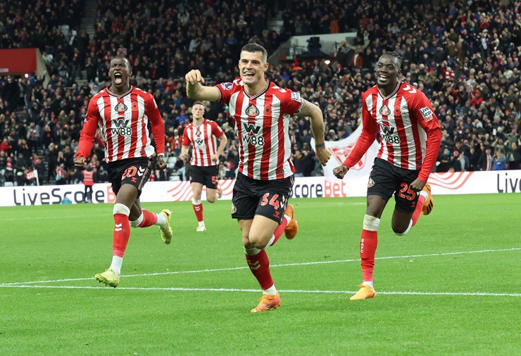 Xhaka đang đóng vai trò thủ lĩnh cả tinh thần lẫn lối chơi của Sunderland