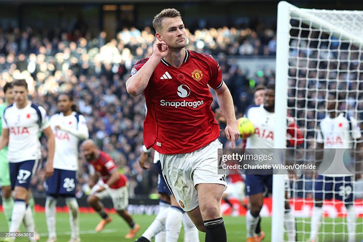 De Ligt giúp MU ra về với 1 điểm