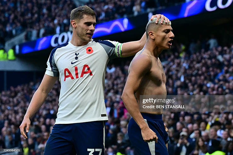 Tottenham dẫn bàn và được chơi hơn người, nhưng vẫn không thể giành chiến thắng