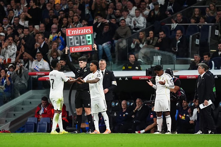 Vinicius bị thay thế bởi Rodrygo ở phút 79, và lần này anh không còn tỏ thái độ với HLV Alonso nữa