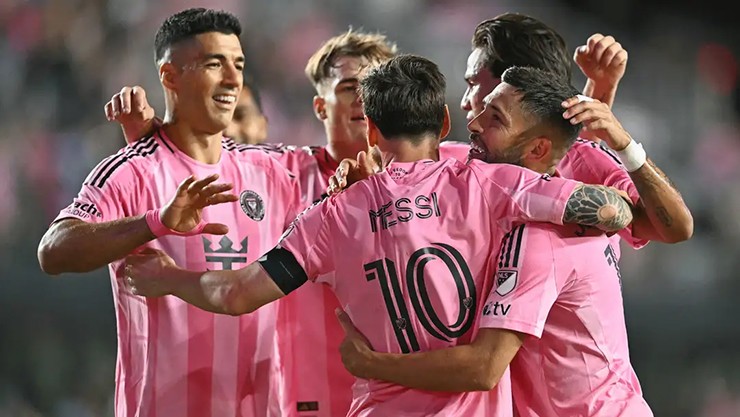 Messi, Suarez và Alba cùng các đồng đội ăn mừng bàn thắng