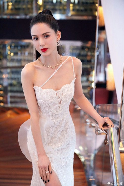 Lý Nhược Đồng trẻ trung ở tuổi 59.