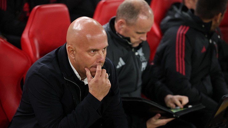 HLV Arne Slot gây chú ý khi&nbsp;than thiếu chiều sâu đội hình của Liverpool