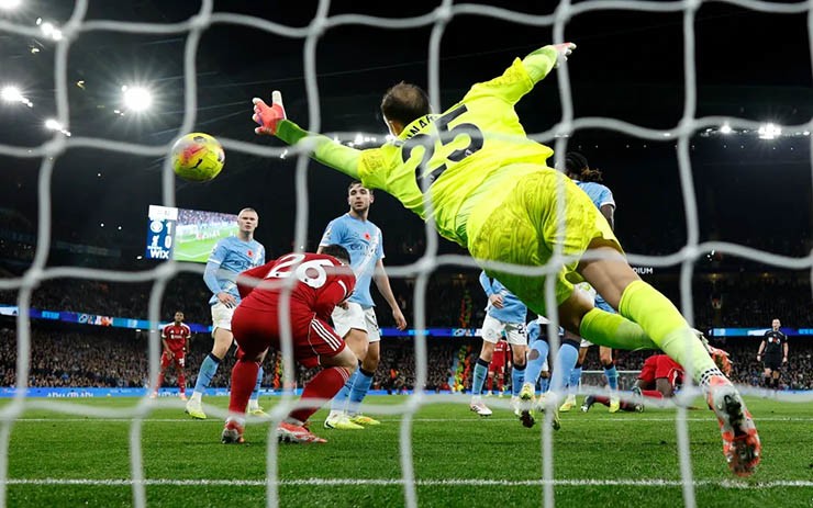 VAR Ngoại hạng Anh gây bức xúc vì "tiêu chuẩn kép": Man City hưởng lợi suốt 3 mùa - 1