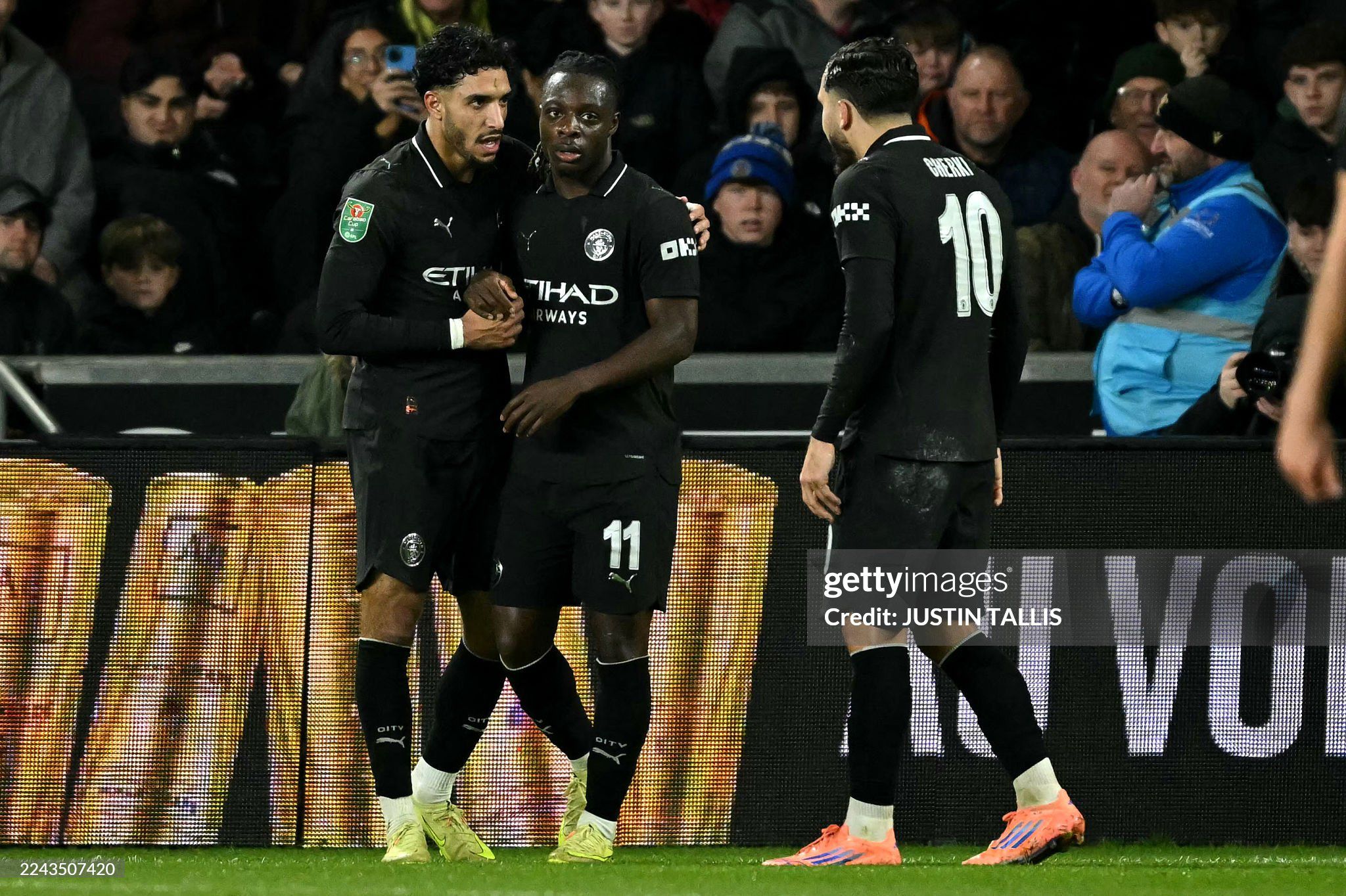 Man City cần 1 chiến thắng để bám đuổi nhóm đầu bảng