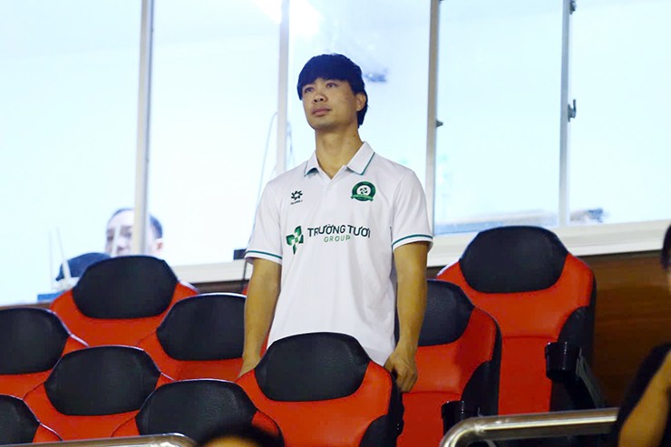 Công Phượng làm khán giả ở trận đấu giữa Thanh Niên TP.HCM và Trường Tươi Đồng Nai tối 2/11 trên sân Thống Nhất.