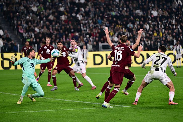Juventus chơi ép sân nhưng ít cơ hội và không thắng được hàng thủ lẫn thủ môn của Torino ở hiệp 1