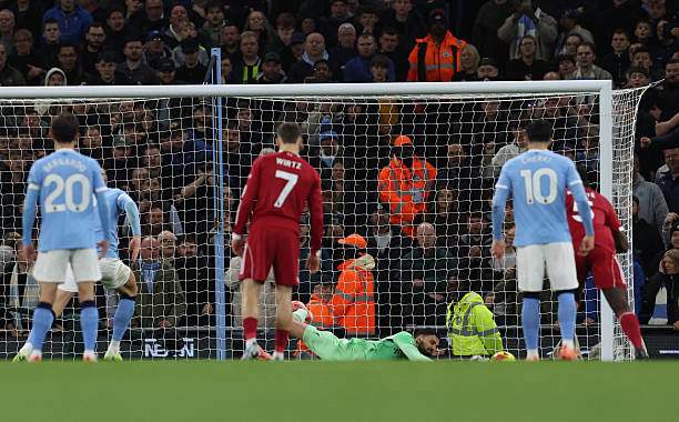 Mamardashvili cản phá quả penalty của Haaland