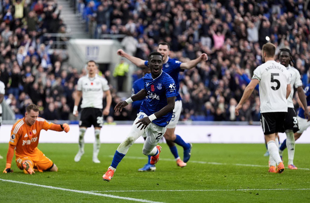 Gueye chọc thủng lưới Fulham và lần này Everton đã được công nhận bàn thắng