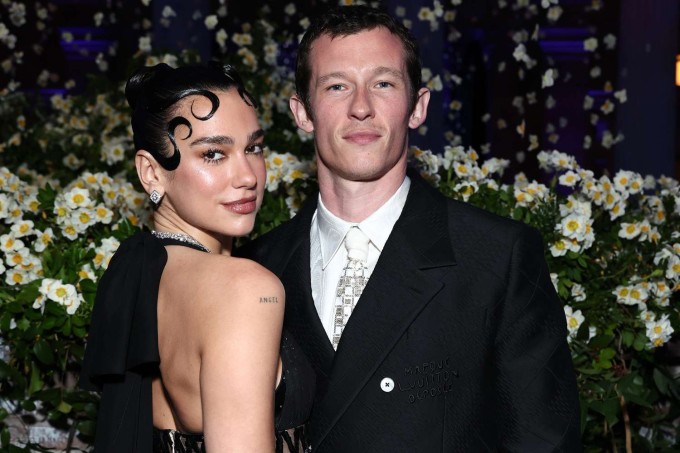 Dua Lipa thông báo tin vui đính hôn với diễn viên Callum Turner vào tháng 6 năm ngoái trong cuộc phỏng vấn với British Vogue. Nữ ca sĩ hào hứng với cuộc sống tương lai bên Callum và kế hoạch kết hôn nhưng cho biết chưa ấn định ngày cưới vì bận rộn đi lưu diễn. Theo một số nguồn tin, cặp sao người Anh dự kiến sẽ kết hôn trong năm nay.