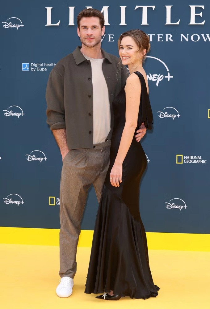Tài tử Liam Hemsworth cầu hôn bạn gái - người mẫu Gabriella Brooks - vào hè năm ngoái sau 6 năm yêu. Hôn lễ được dự đoán sẽ tổ chức riêng tư tại quê nhà Australia với sự tham dự của gia đình và bạn bè thân thiết. Vợ sắp cưới của Liam được miêu tả là cô gái có tính cách vui vẻ, ngọt ngào, theo đuổi lối sống lành mạnh và rất thân thiết với gia đình Hemsworth.