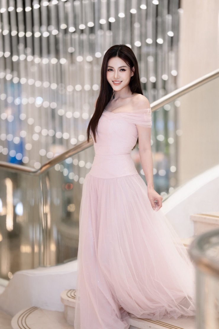Diễn viên Thanh Hương sinh năm 1988 tại Hải Dương. Trước khi bén duyên với diễn xuất, cô từng tham gia cuộc thi Hoa hậu Hải Dương và đoạt danh hiệu Á hậu 2 khi chỉ mới 17 tuổi.&nbsp;Tốt nghiệp Trường Cao đẳng Nghệ thuật&nbsp;Hà Nội,&nbsp;Thanh Hương&nbsp;đầu quân cho&nbsp;Nhà hát Kịch Hà Nội, sau đó cô&nbsp;tiếp&nbsp;tục&nbsp;học lên đại học.&nbsp;Sau vai diễn đầu tay trong bộ phim Hậu họa, Thanh Hương xuất hiện trong nhiều dự án như&nbsp;Những cánh hoa trước gió, Zippo, mù tạt và em, Đường lên Điện Biên...&nbsp;