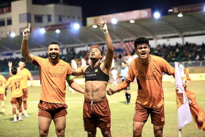 Đinh Quang Kiệt (bìa phải)