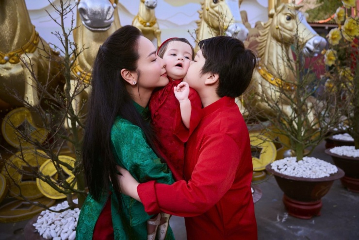 Ảnh sao 23/2: Nhật Kim Anh cùng hai con khai xuân - 1