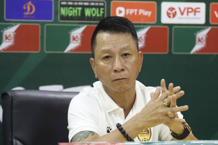  Từ trên xuống: HLV Hồ Thanh Thưởng, HLV Troussier, HLV Polking và HLV Văn Sỹ Sơn là những "ân nhân" của Đình Bắc. Ảnh: T.L
