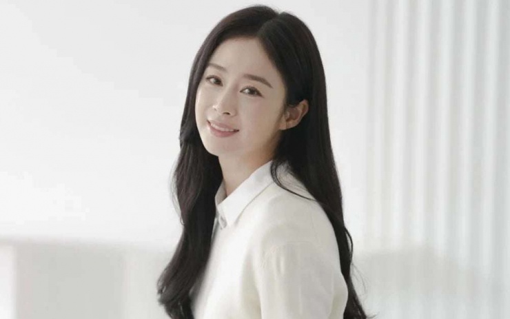 Sinh năm 1980, Kim Tae Hee bước chân vào giới giải trí năm 2000 với vai trò người mẫu quảng cáo. IG.