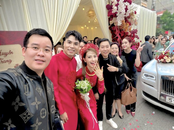 Biên tập viên Anh Tuấn khoe khoảnh khắc Huyền Trang - Đức Huy trong lễ rước dâu.