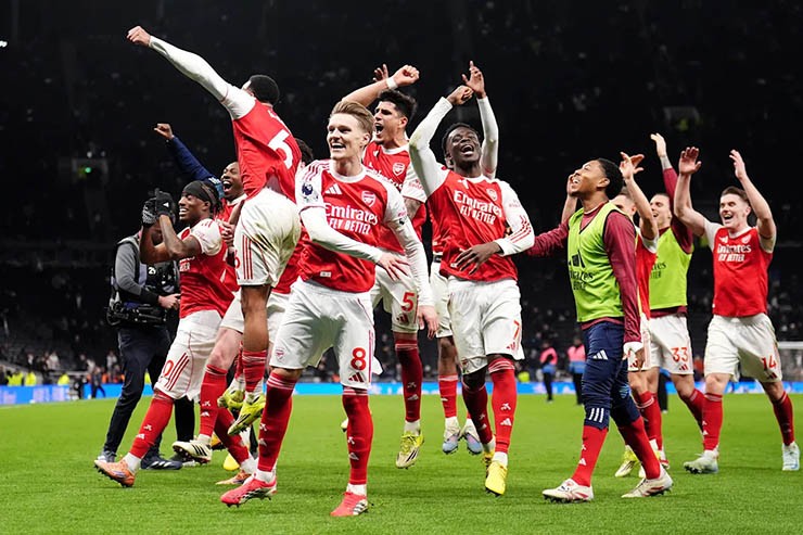 Arsenal đại thắng trên sân Tottenham