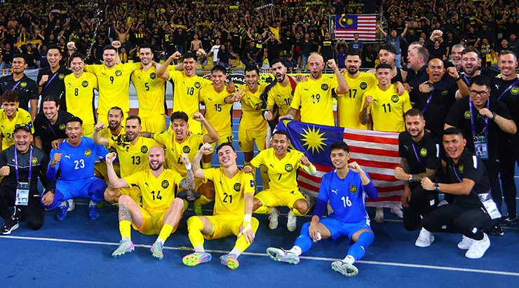 Tuyên bố trao cơ hội cho cầu thủ trẻ nhưng tuyển Malaysia đang nhập tịch ồ ạt