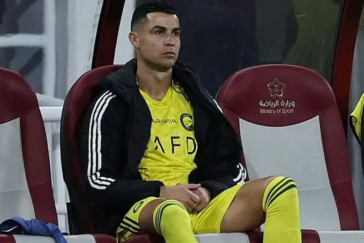 Nỗi buồn man mác của Ronaldo khi bị thay ra sớm