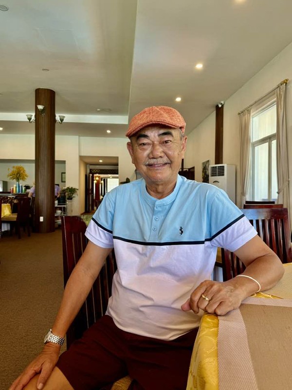 Trước khi đăng ký kết hôn, năm ngoái NSND Việt Anh có một chuyến đi chơi ở Huế, trên trang cá nhân, ông khoe hình ảnh vui vẻ của mình. Tuy nhiên, điều khiến khán giả bất ngờ là tại đây, ông được tình trẻ kém 36 tuổi cầu hôn.