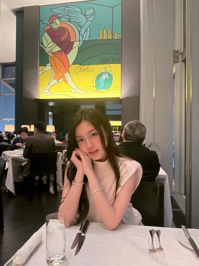 Ruby Nguyễn - tiểu thư gia tộc Sơn Kim - hẹn hò ông xã thiếu gia - doanh nhân Phan Hoàng - tại một nhà hàng sang trọng tại Nhật Bản.