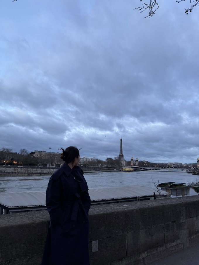 Tăng Thanh Hà tận hưởng không khí yên bình khi dạo phố Paris (Pháp) lúc sáng sớm.