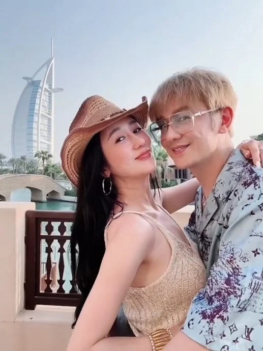 Vợ chồng Trần Hạo Dân, Tưởng Lệ Sa ở Dubai. Ảnh:&nbsp;Weibo