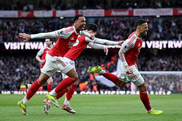 Saliba mở tỷ số cho Arsenal với sự giúp sức then chốt của người đá cặp Gabriel