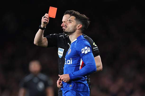 Neto ăn thẻ đỏ, lần thứ 9 Chelsea mất người trong mùa này ở mọi giải đấu